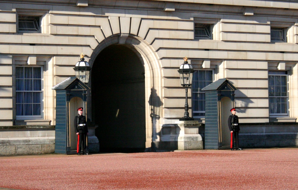 Gardes devant Buckingham Palace