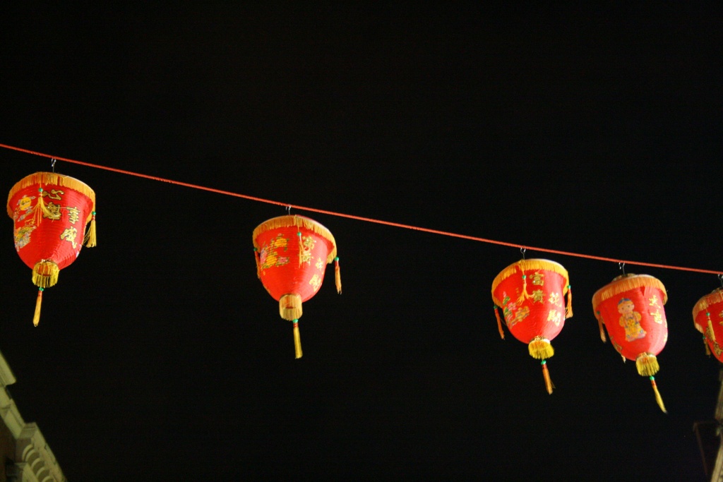 Lampions rouges suspendus dans Chinatown