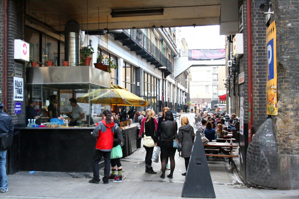 Impasse avec des restaurants branchés à Brick Lane