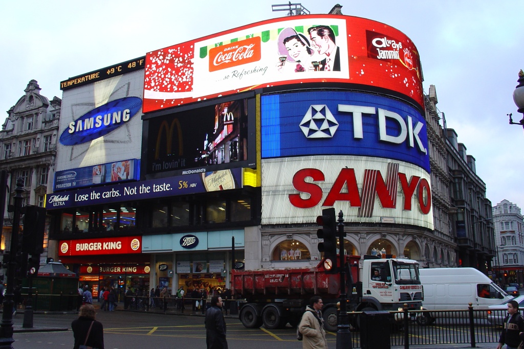 Panneaux lumineux publicitaires à Piccadilly Circus