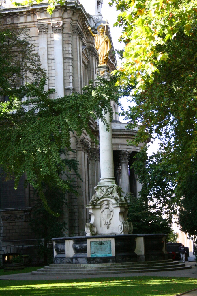 Statue dorée de Saint Paul dans le jardin de la cathédrale Saint Paul