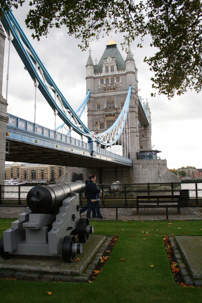 Tower Bridge de côté et canon